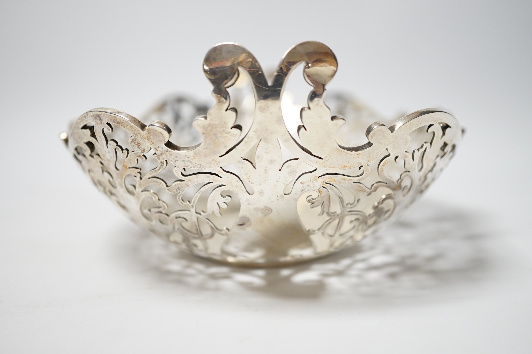 A George V pierced silver oval dish, Walker & Hall, Sheffield, 1928, 25.4cm, 13.4oz
